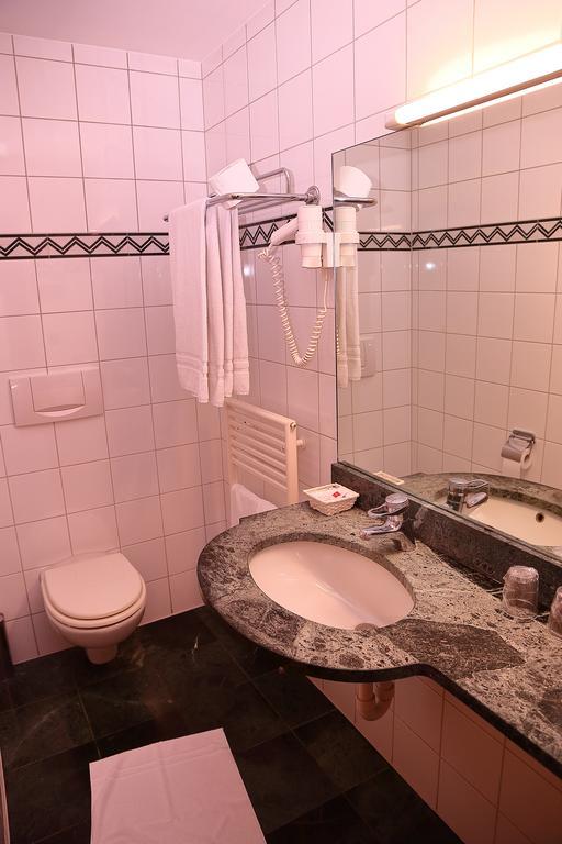 Hotel-Rotisserie La Tour Rouge Delémont Екстериор снимка