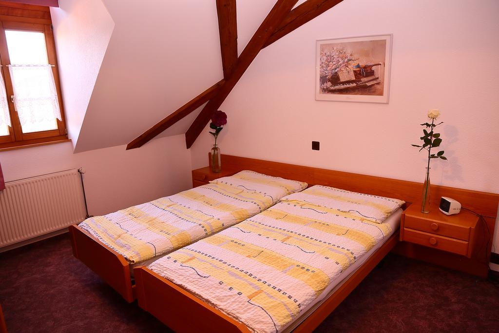 Hotel-Rotisserie La Tour Rouge Delémont Екстериор снимка